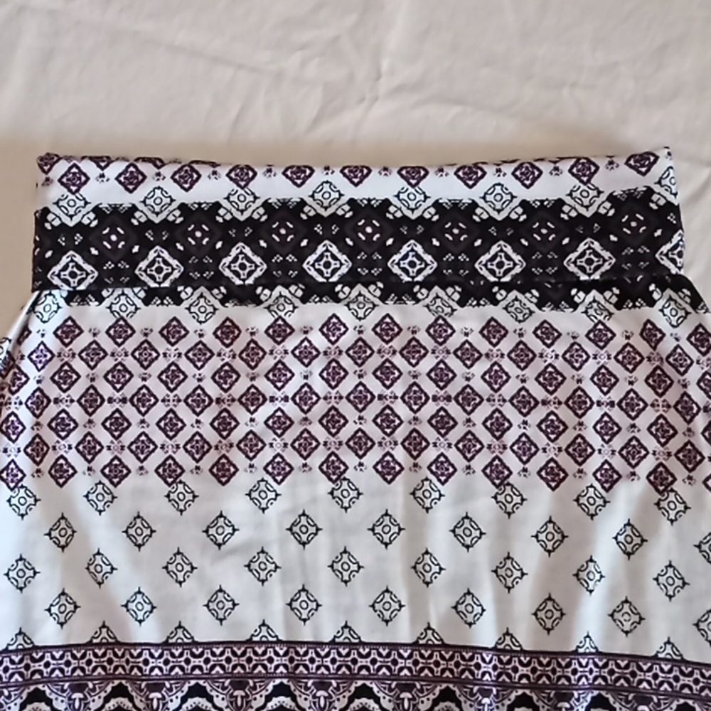 Charlotte Russe Long Skirt With Slit On Each Side.White/Burgundy & Black Pattern - Picture 9 of 14
